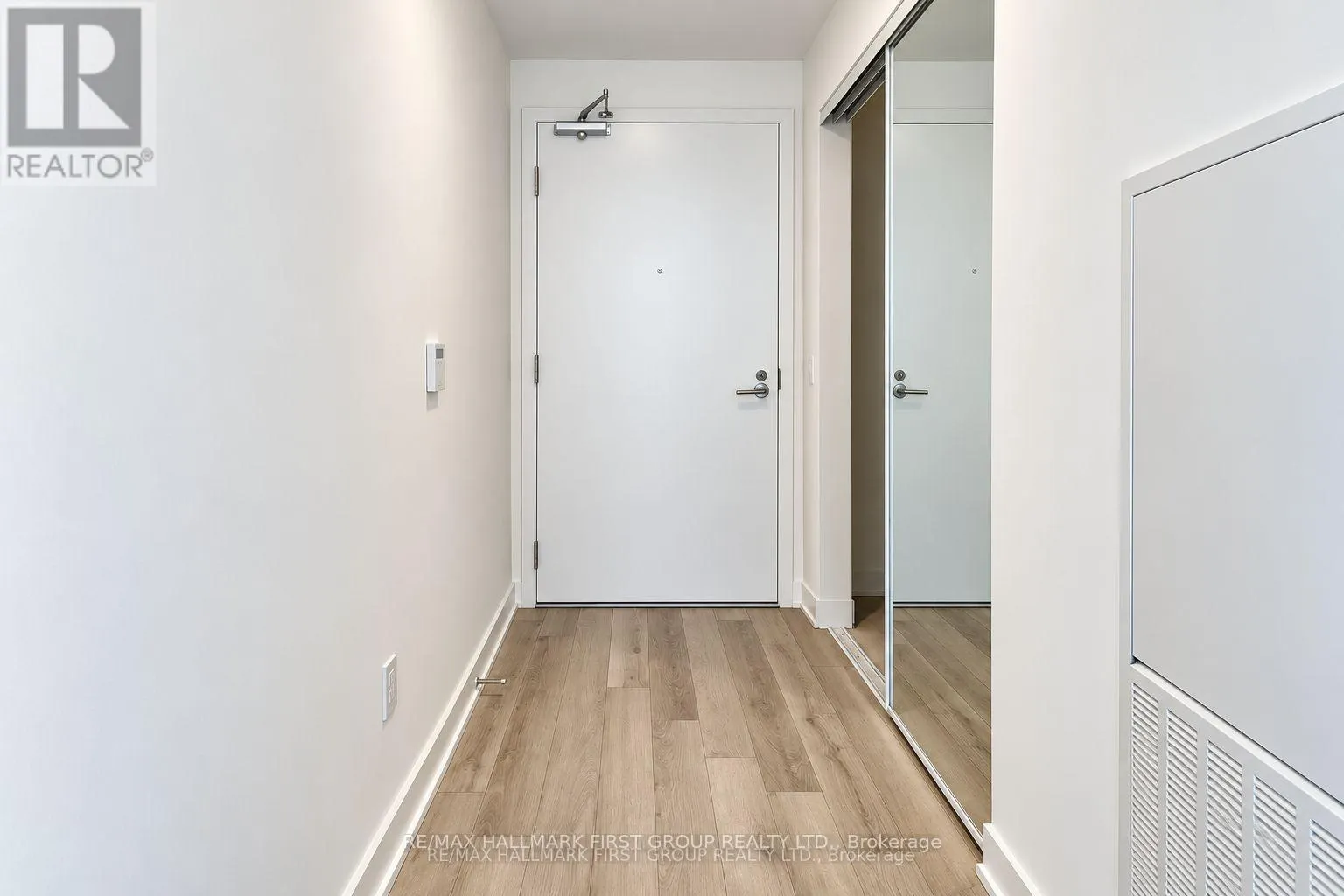 1235 - 230 SIMCOE STREET