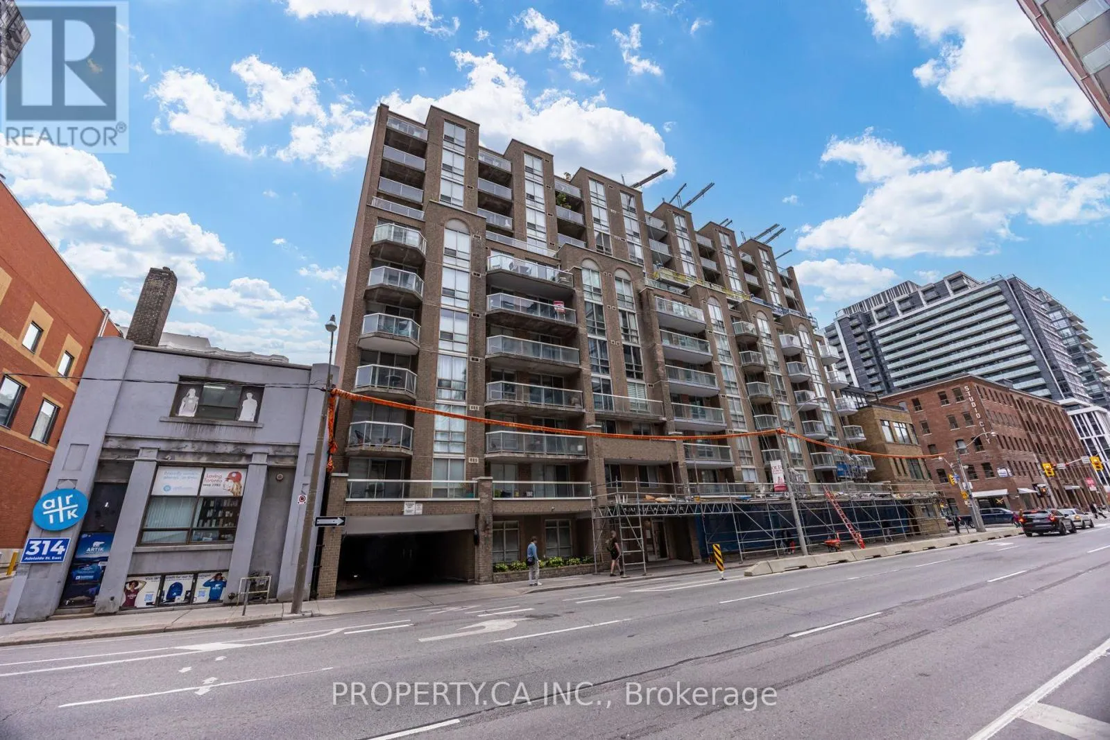 209 - 330 ADELAIDE STREET E