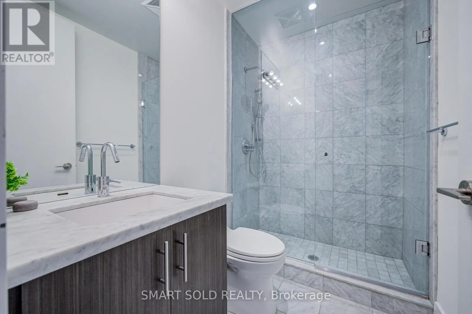 436 - 39 QUEENS QUAY E
