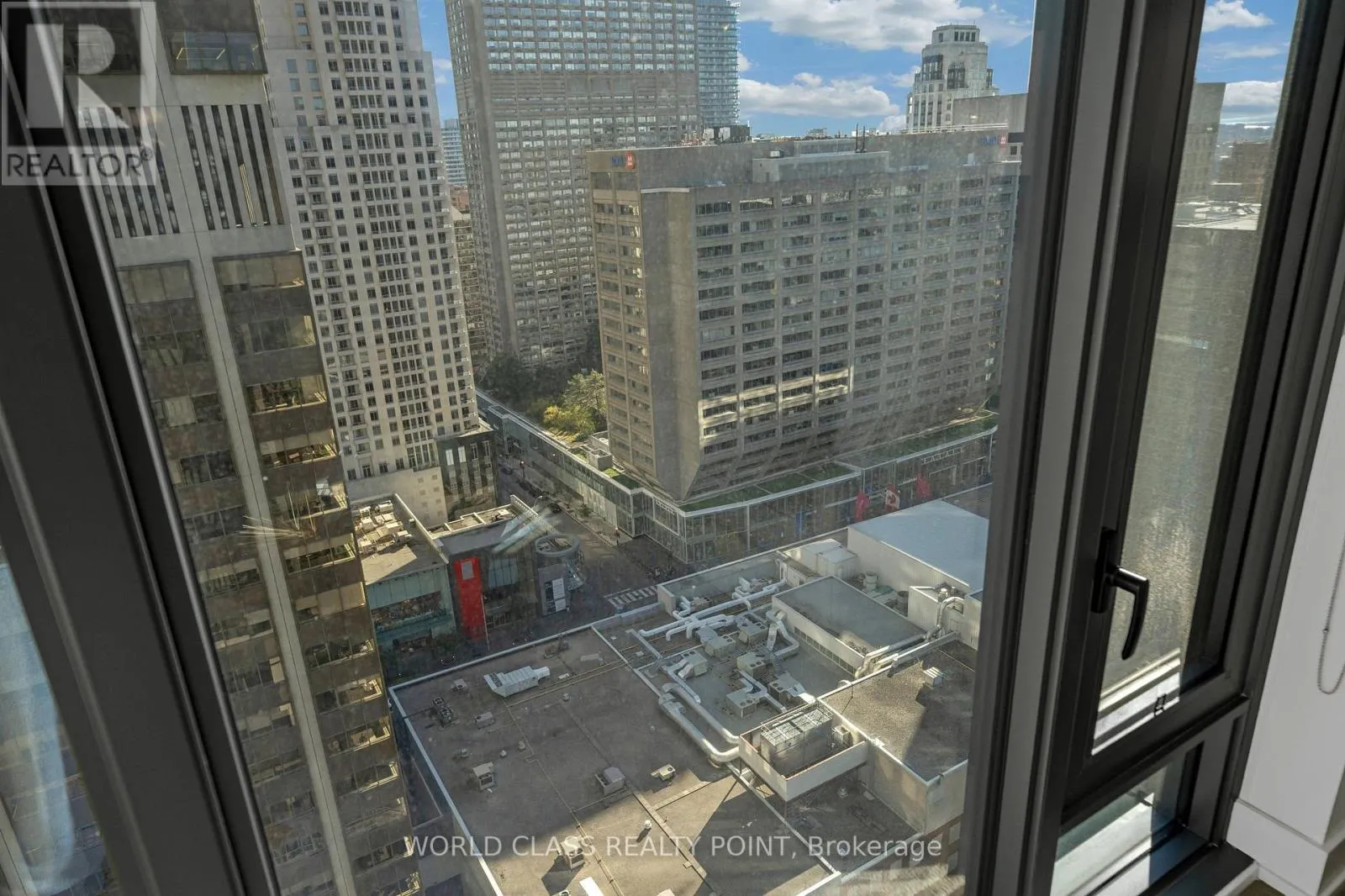 2404 - 8 CUMBERLAND STREET