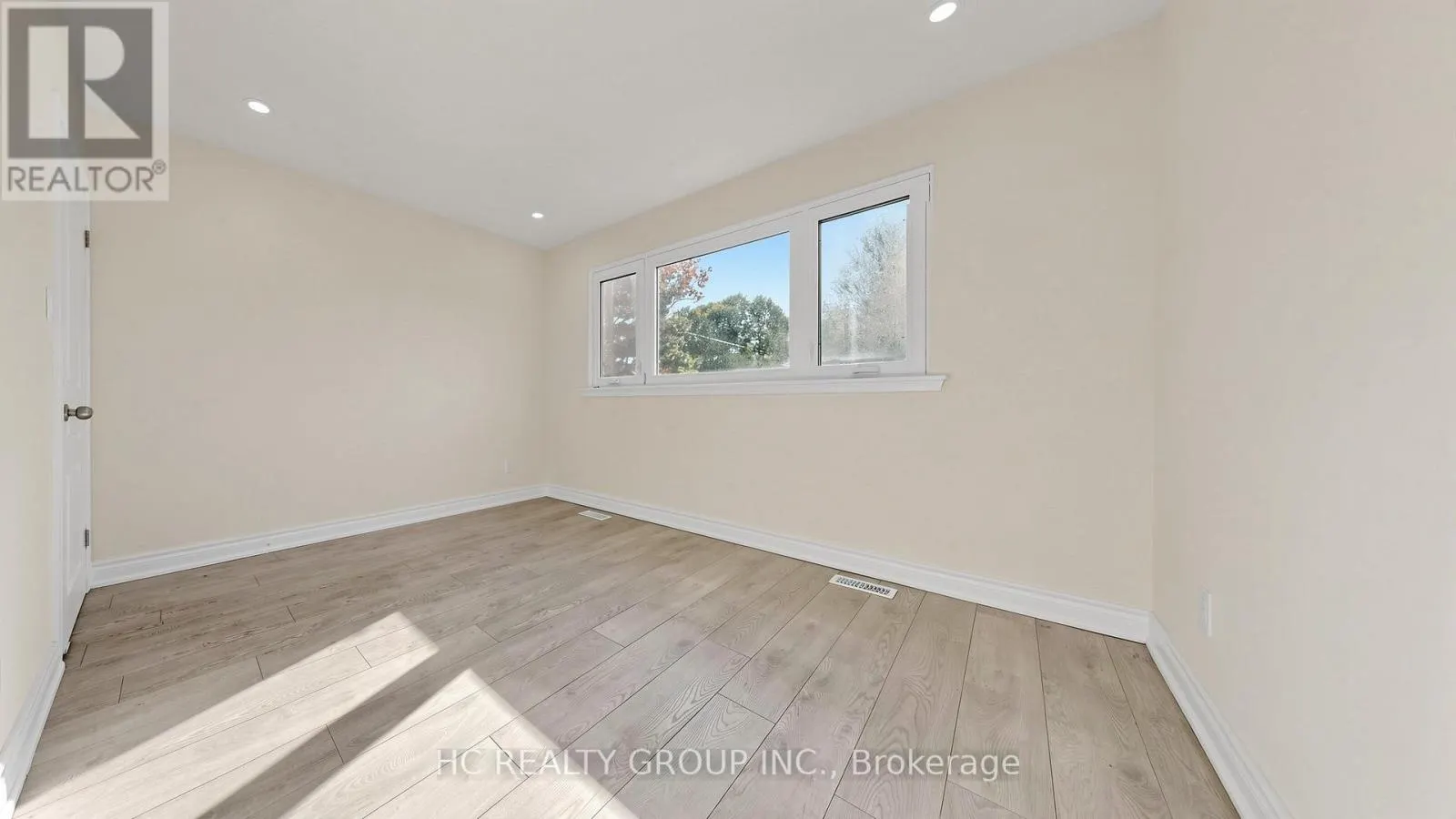 52 DUKINFIELD CRESCENT