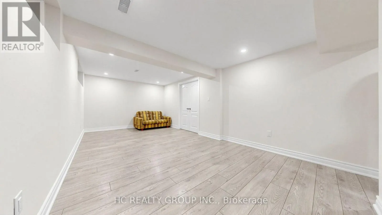52 DUKINFIELD CRESCENT