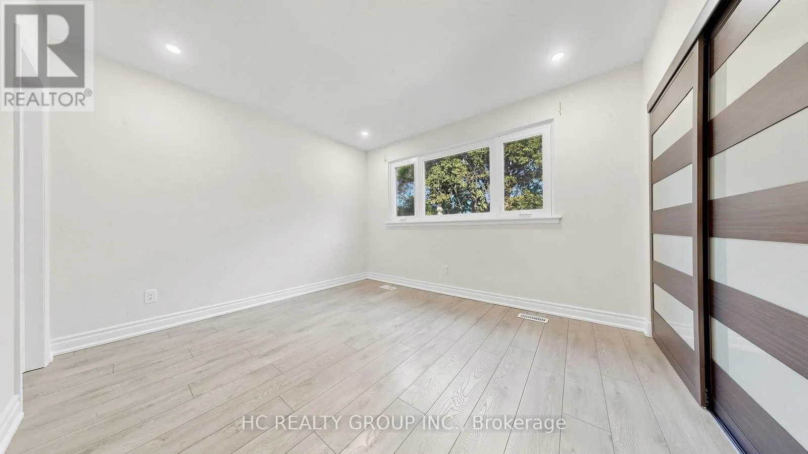 52 DUKINFIELD CRESCENT