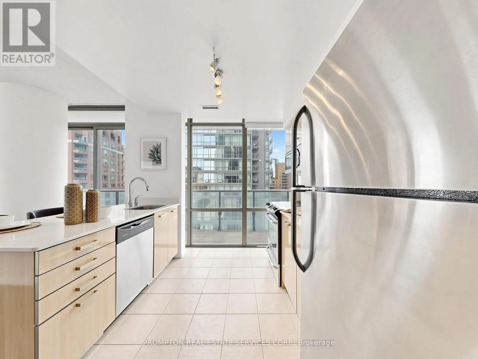 905 - 832 BAY STREET