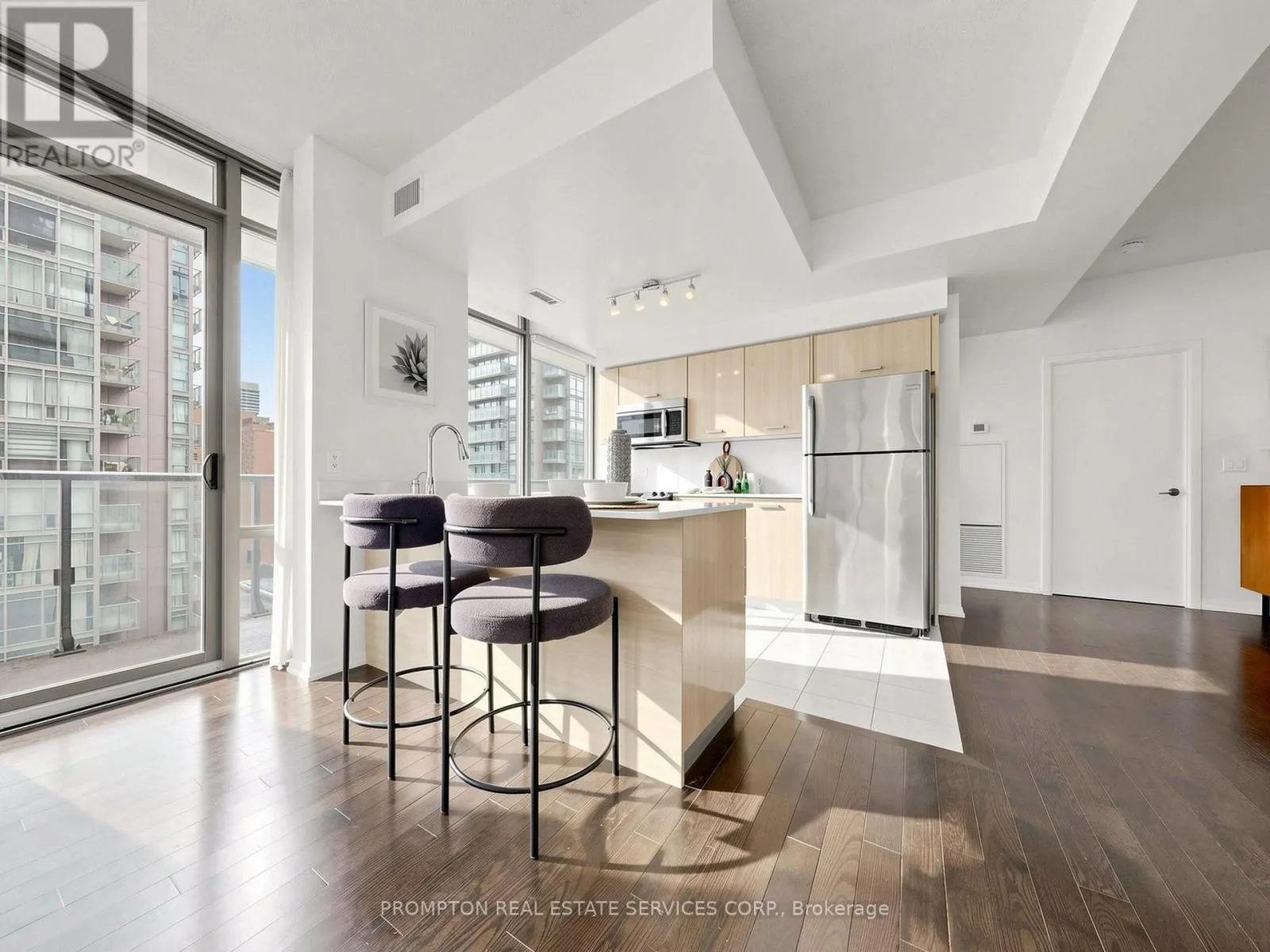 905 - 832 BAY STREET