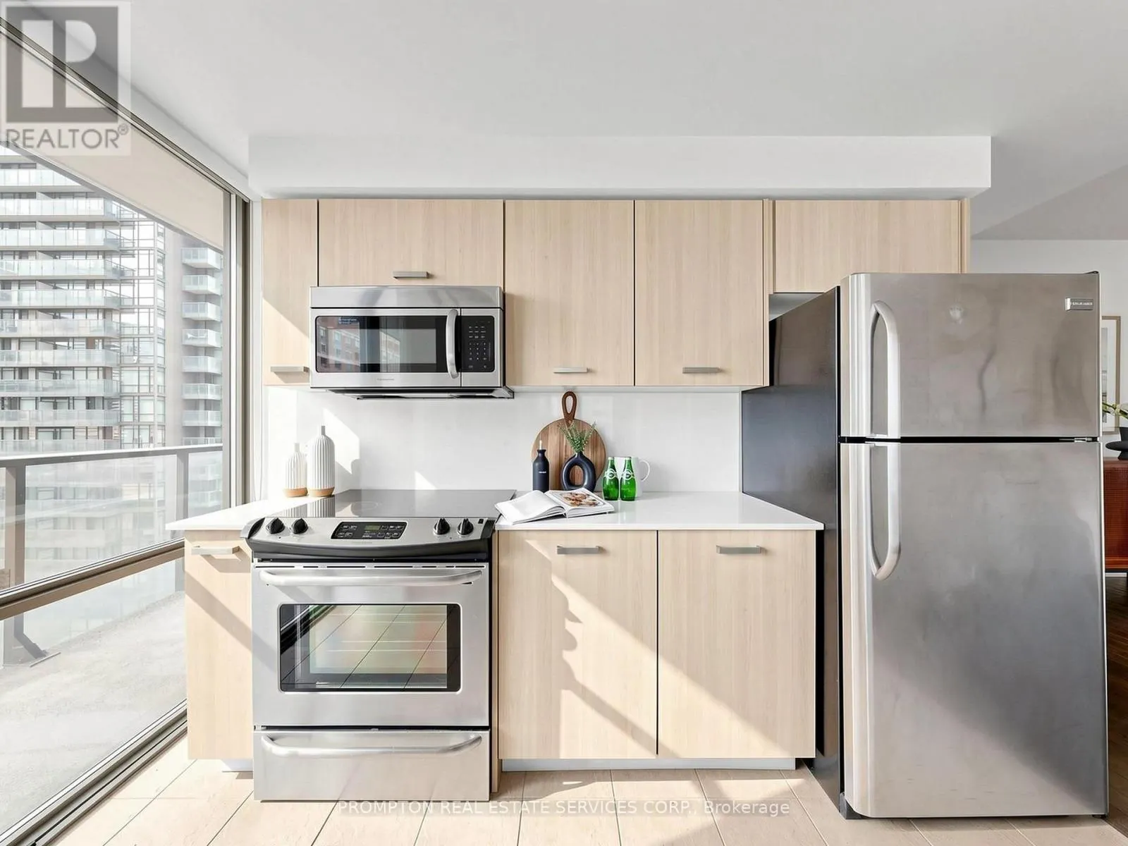 905 - 832 BAY STREET