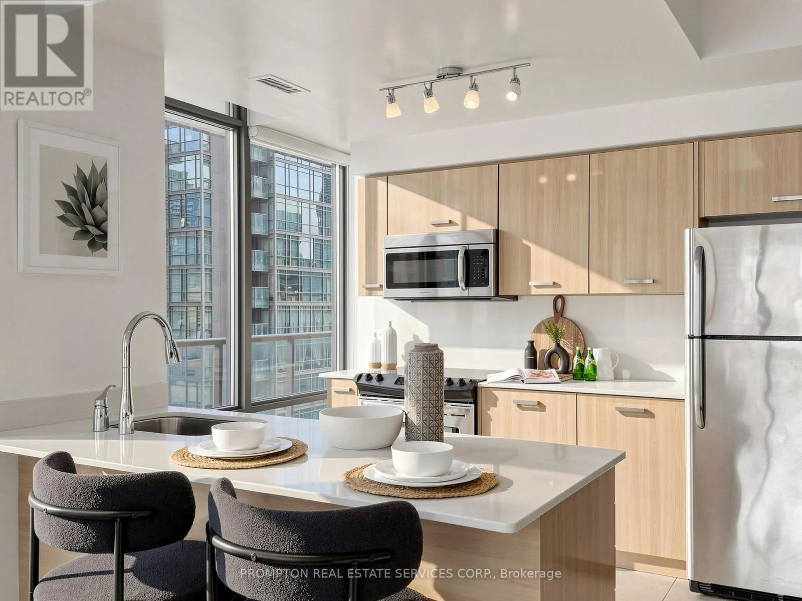 905 - 832 BAY STREET