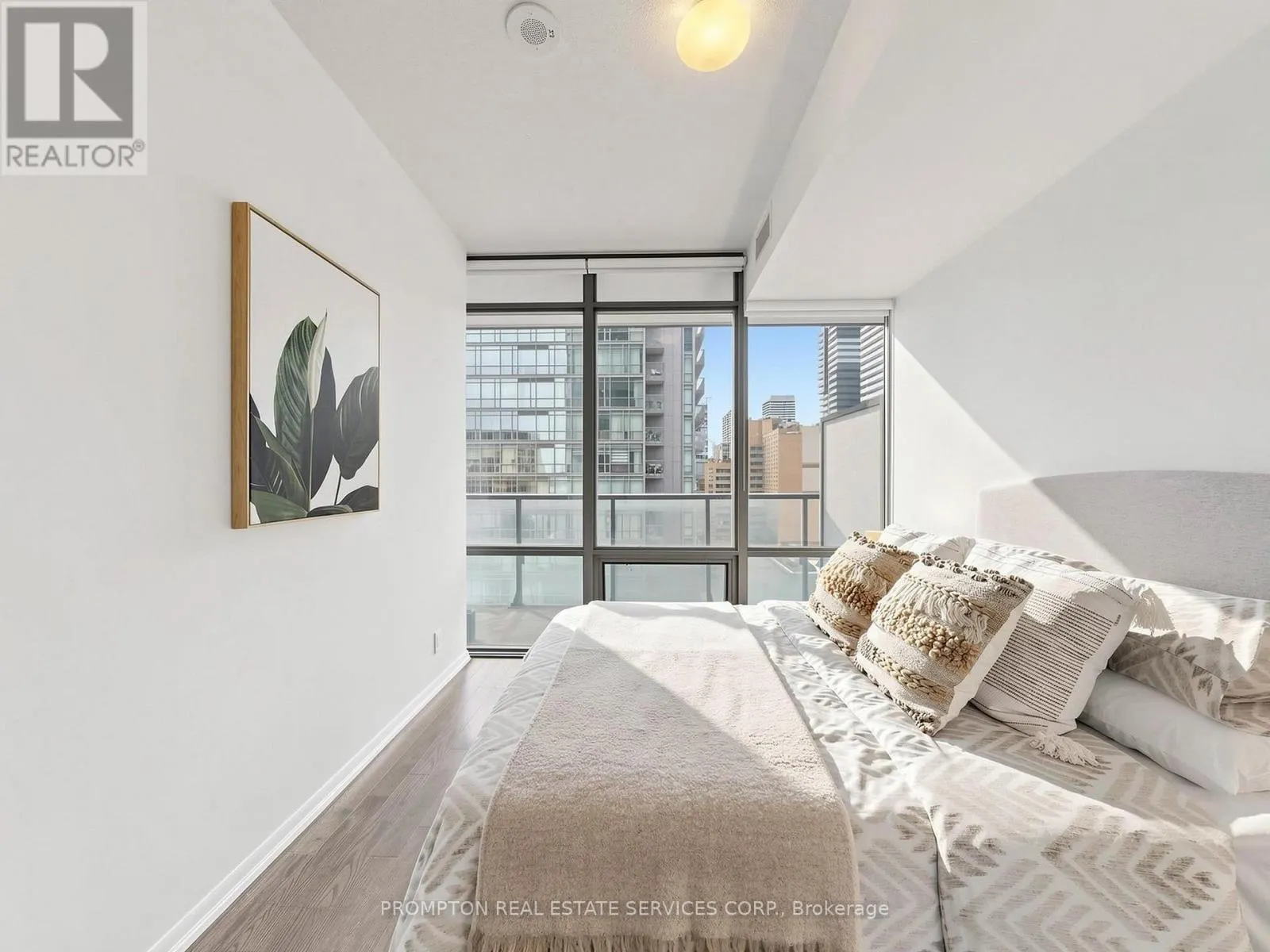 905 - 832 BAY STREET
