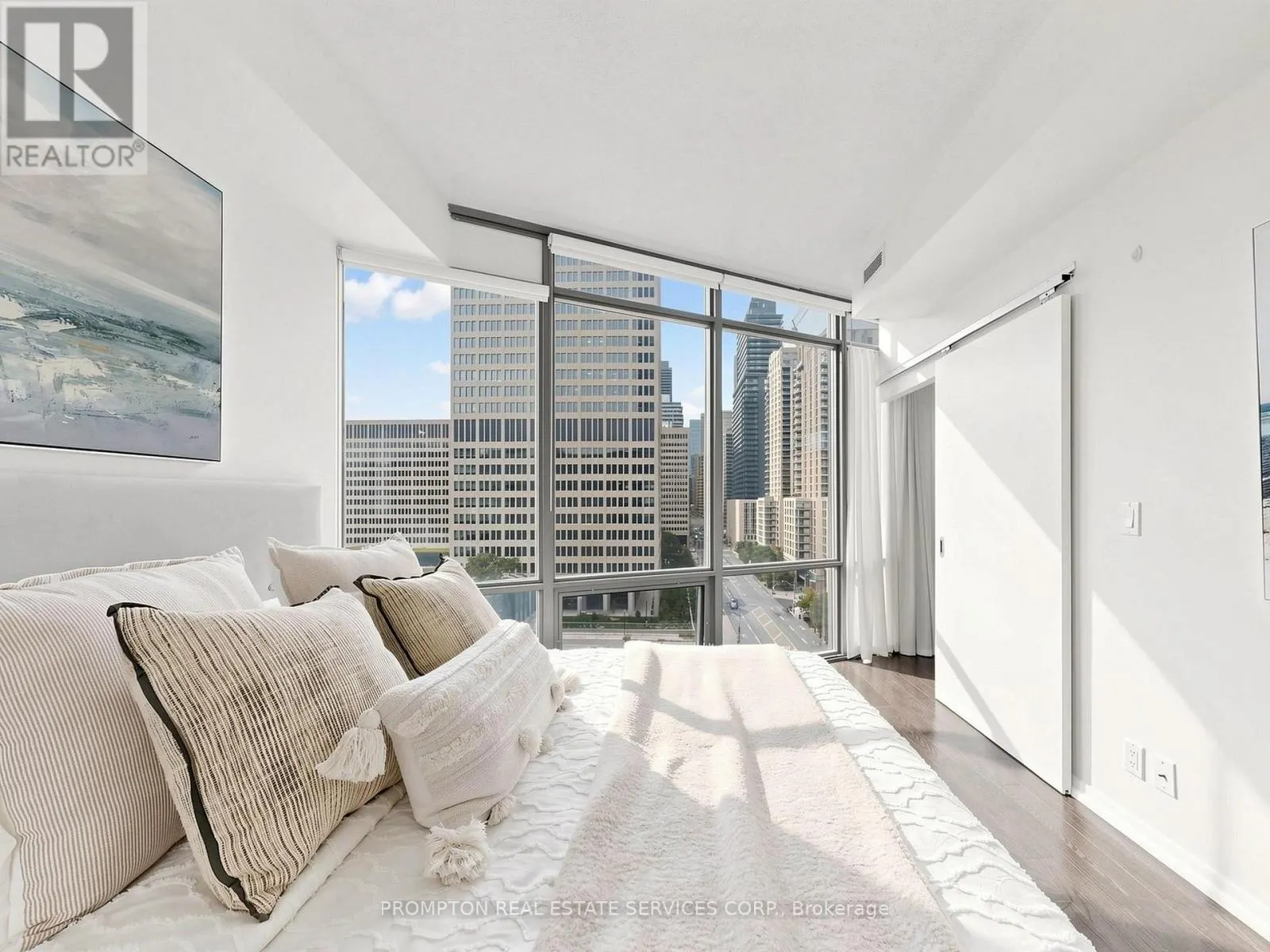 905 - 832 BAY STREET