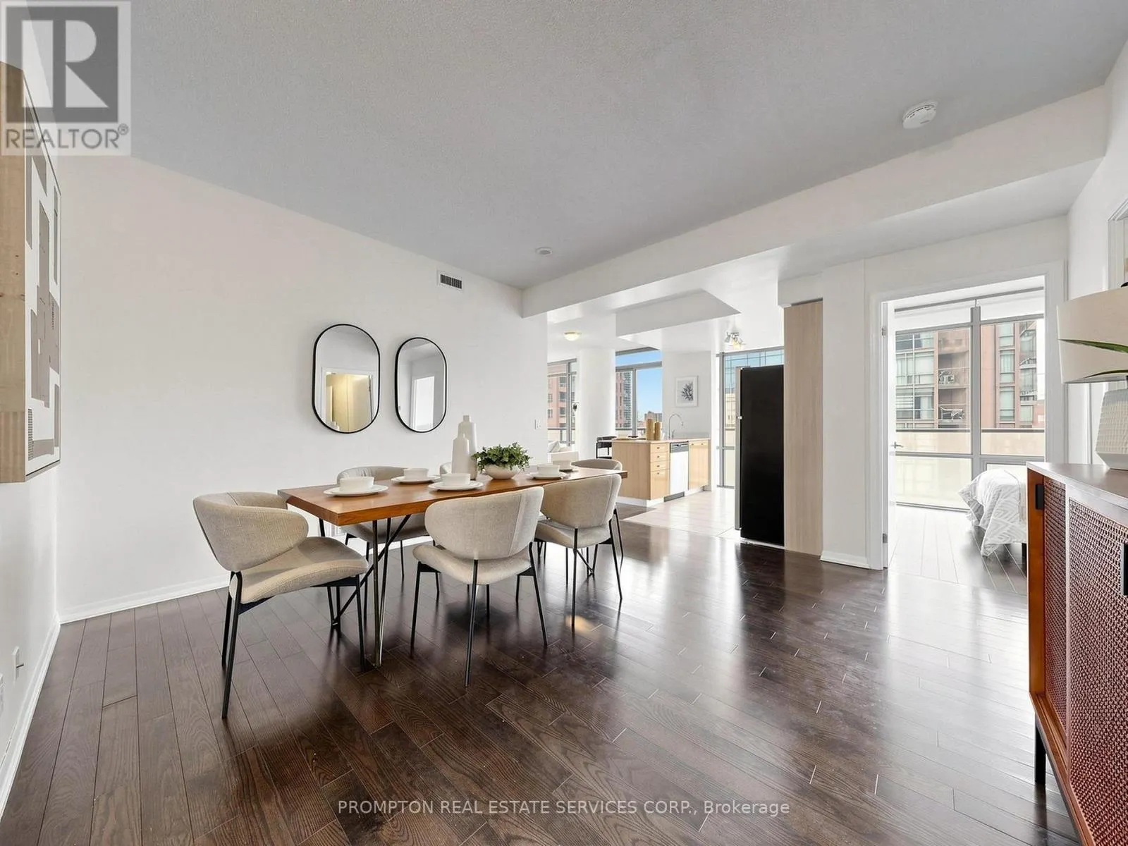 905 - 832 BAY STREET