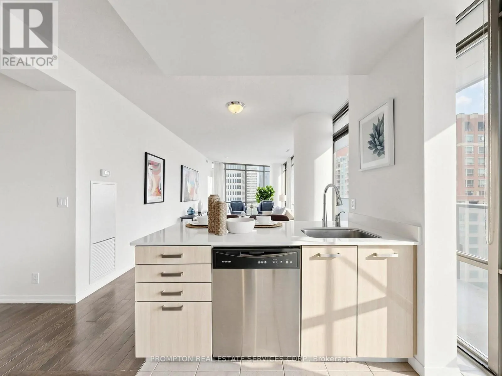905 - 832 BAY STREET