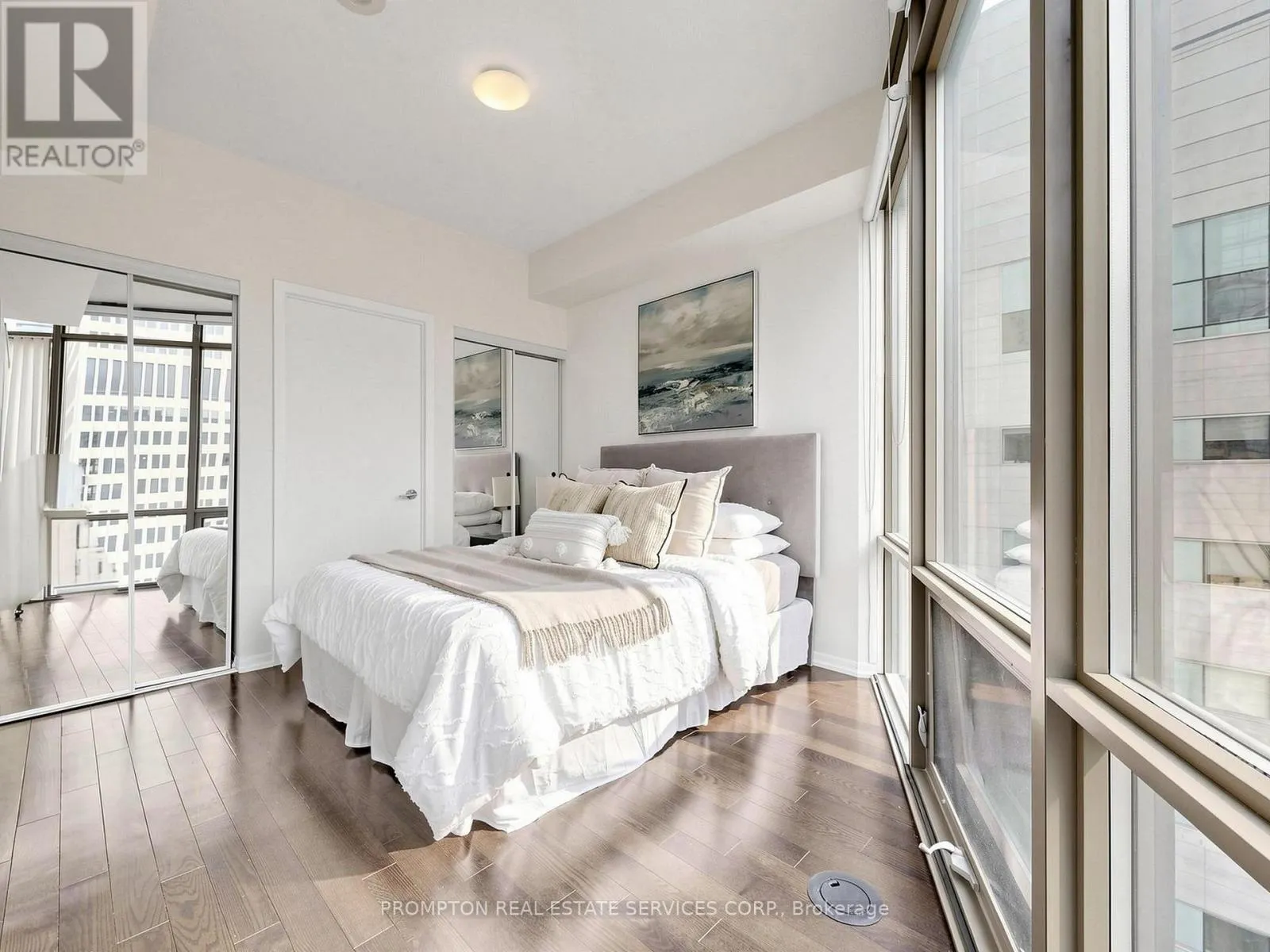 905 - 832 BAY STREET