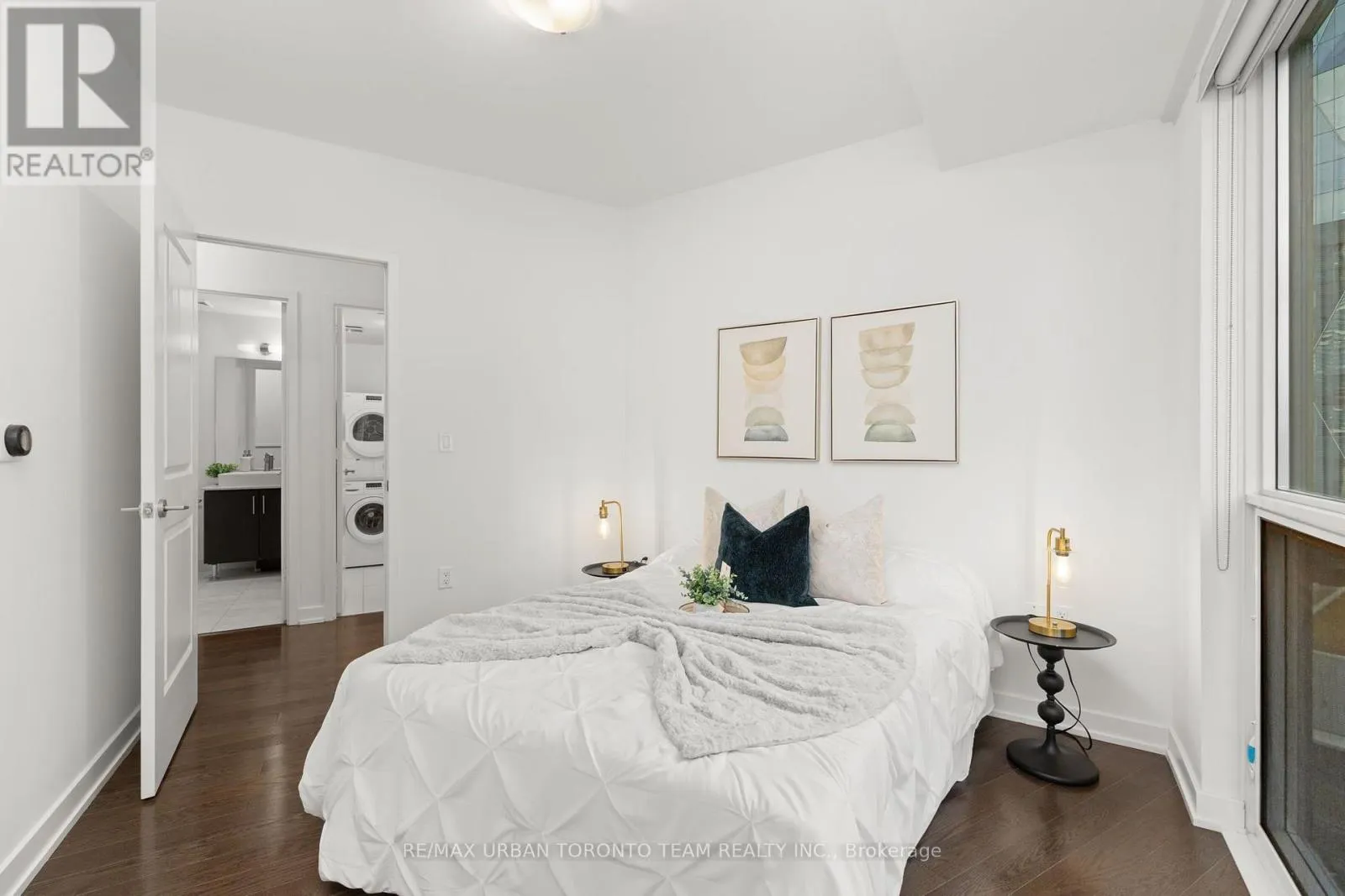 2104 - 1 THE ESPLANADE AVENUE