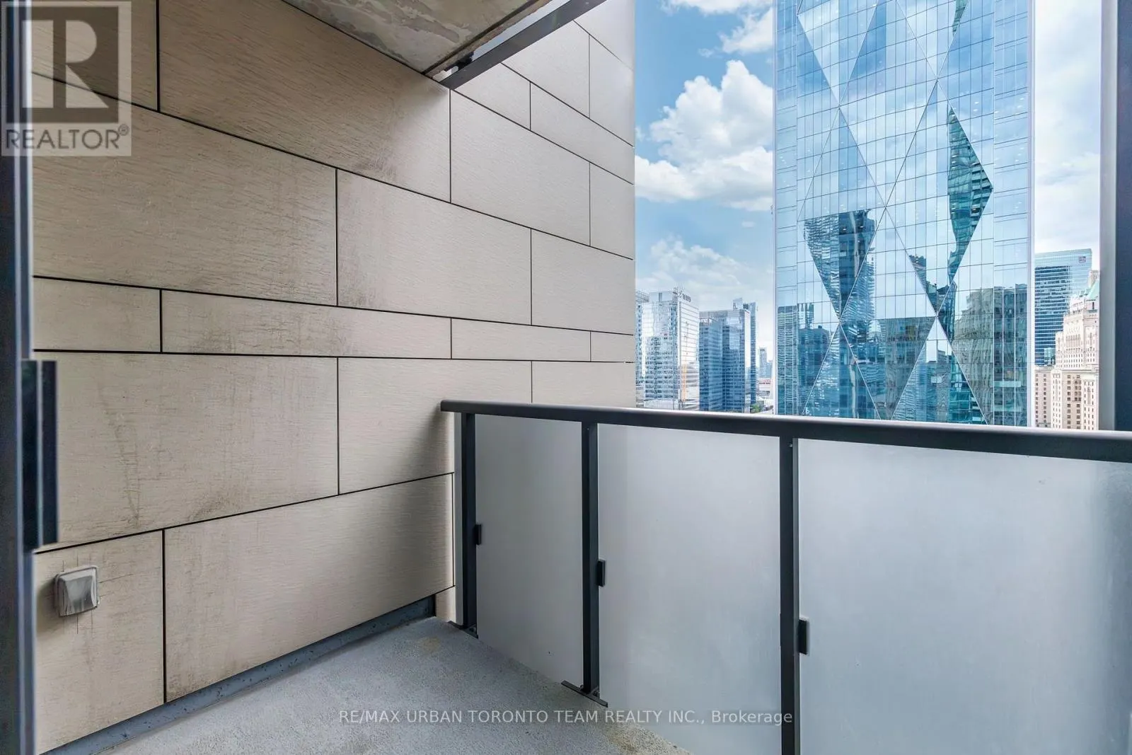 2104 - 1 THE ESPLANADE AVENUE
