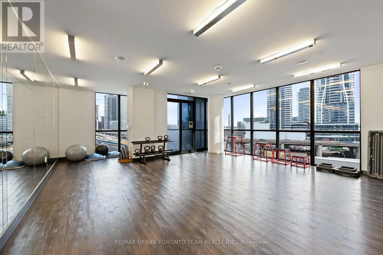 2104 - 1 THE ESPLANADE AVENUE