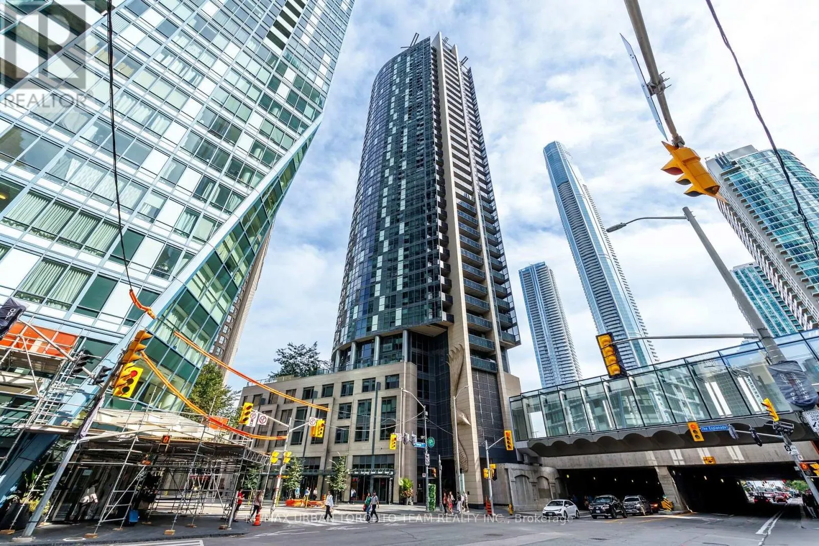 2104 - 1 THE ESPLANADE AVENUE