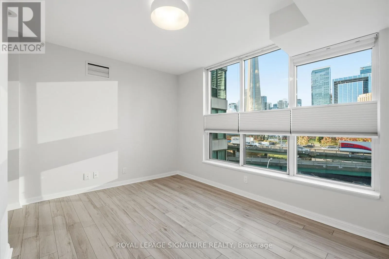 701 - 228 QUEENS QUAY W