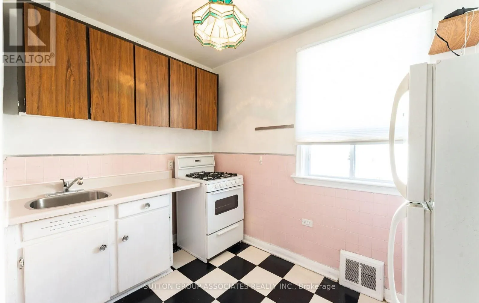 2ND FLOOR - 35 BELLWOODS AVENUE