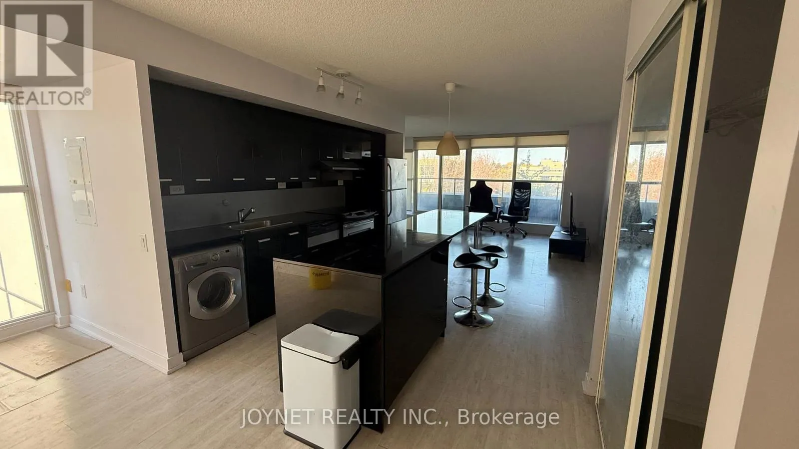 305 - 29 SINGER COURT