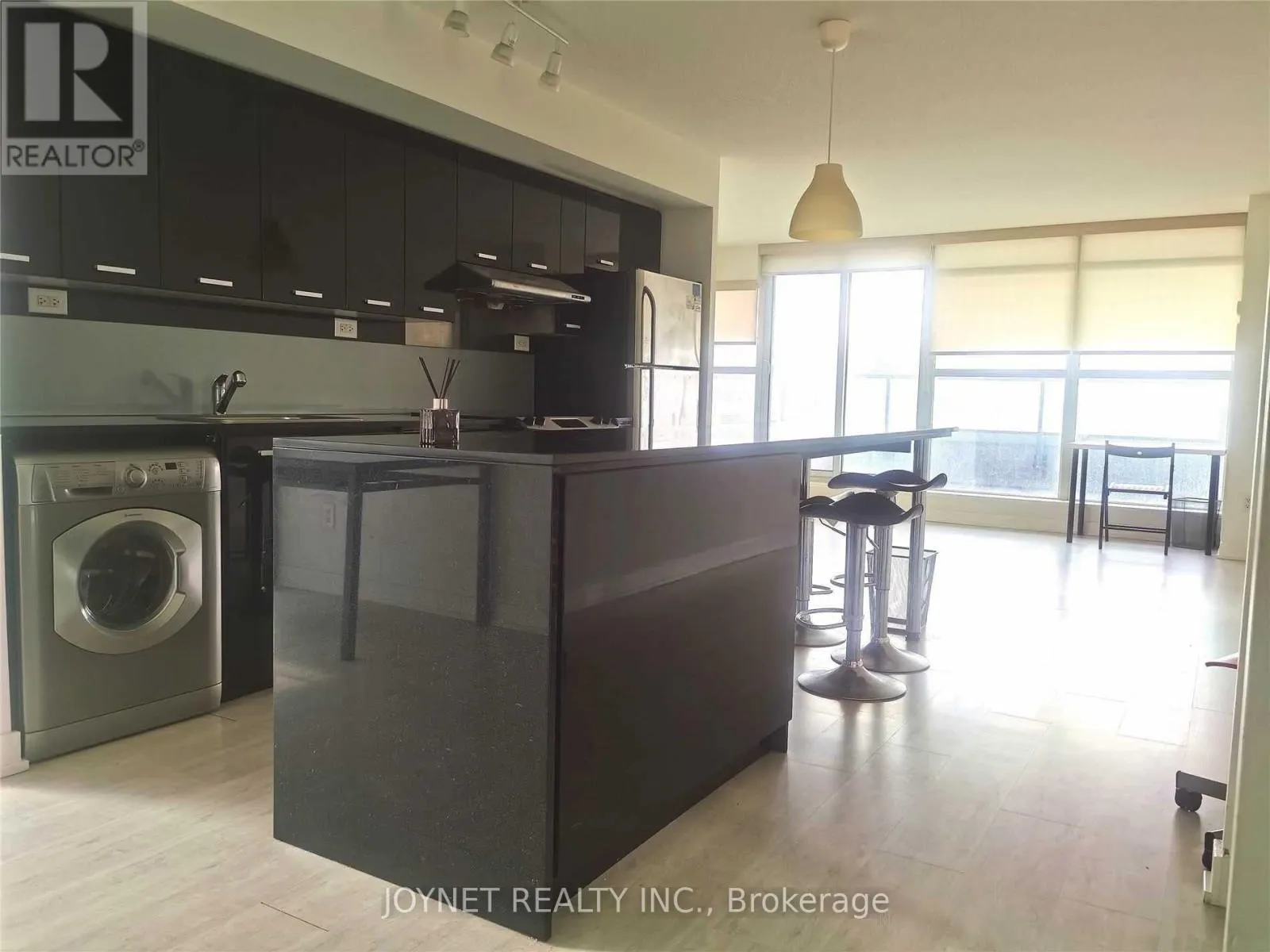 305 - 29 SINGER COURT