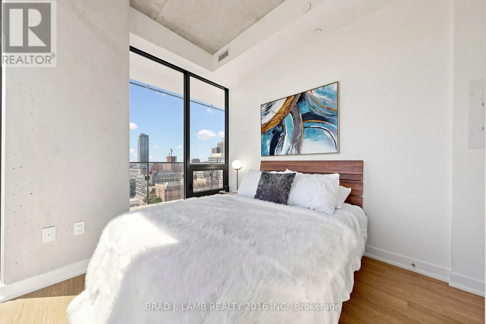 1602 - 284 KING STREET E