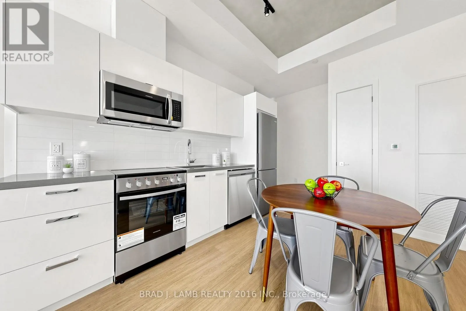1602 - 284 KING STREET E