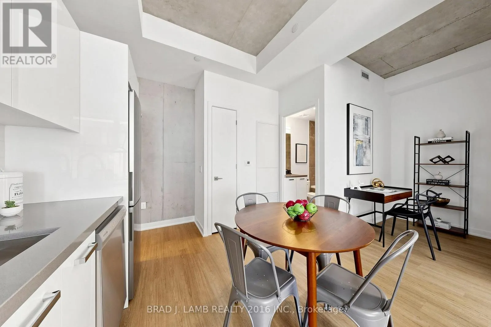 1602 - 284 KING STREET E
