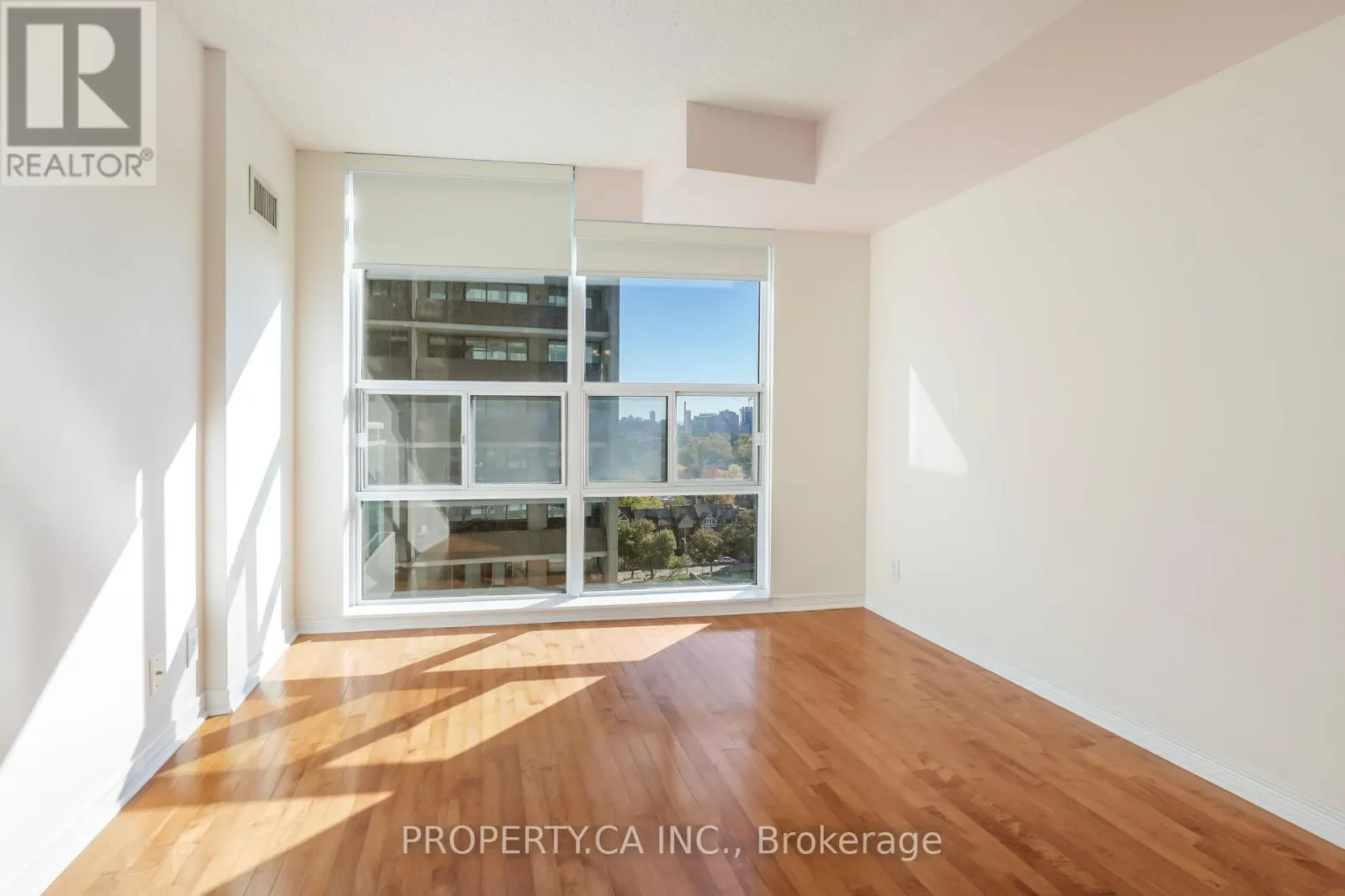 1203 - 736 SPADINA AVENUE