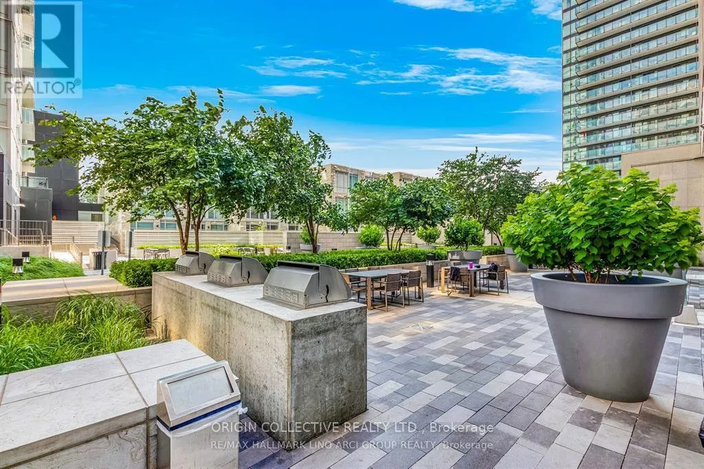 405 - 111 ST CLAIR AVENUE W