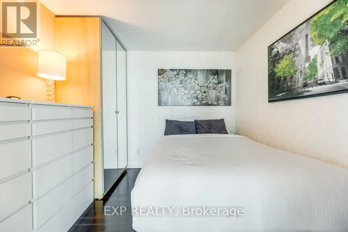 1213 - 208 QUEENS QUAY W