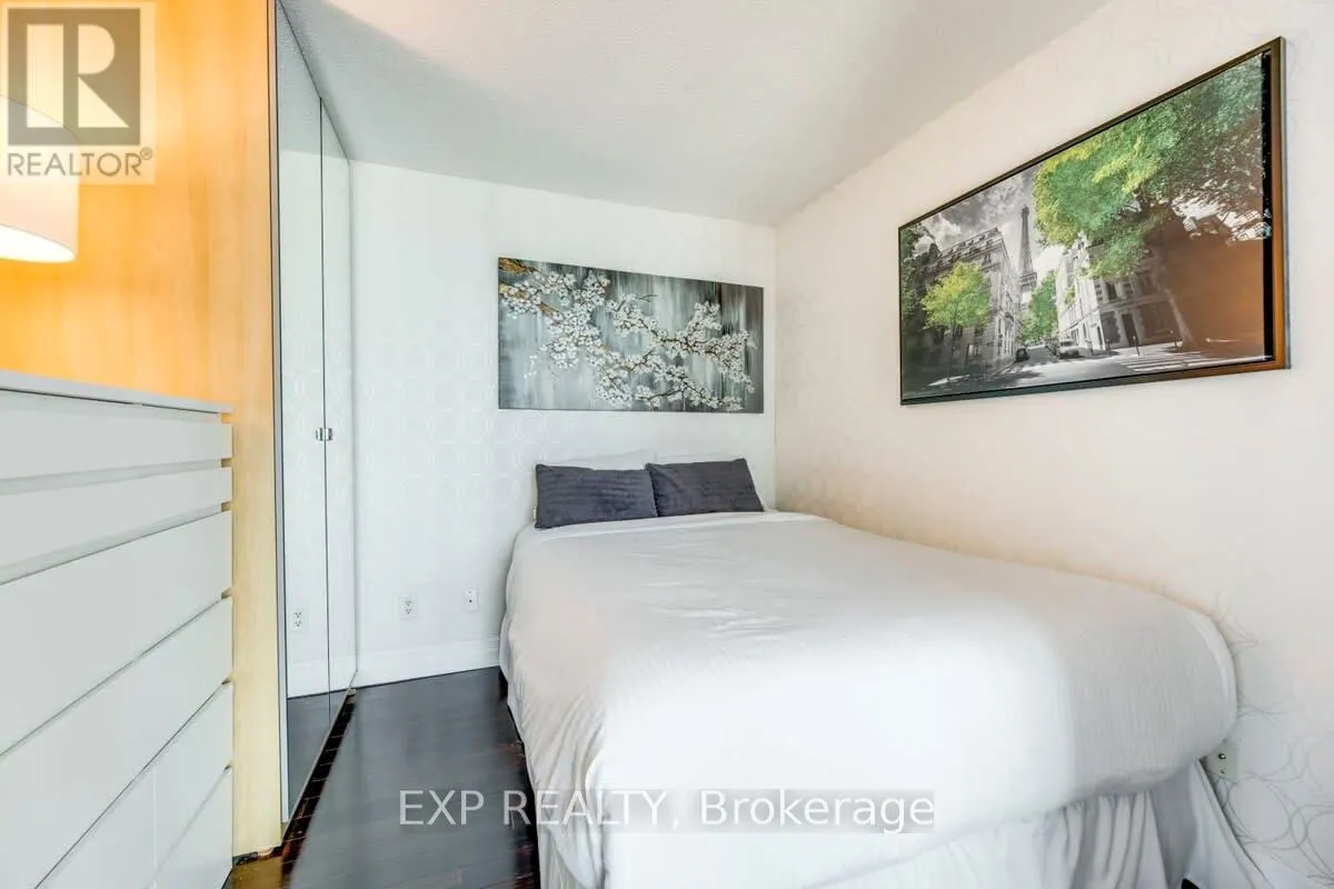 1213 - 208 QUEENS QUAY W