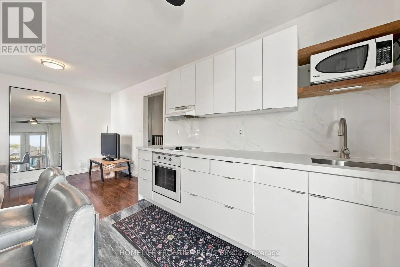 UPPER - 122 MANNING AVENUE