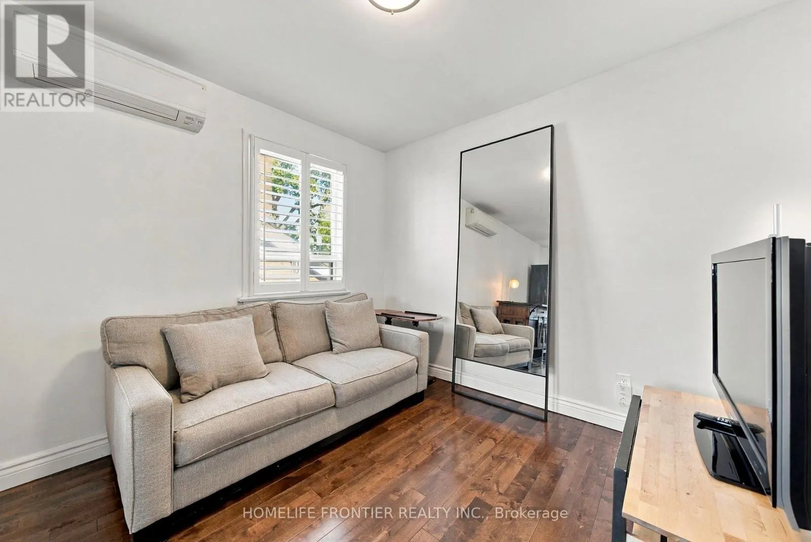 UPPER - 122 MANNING AVENUE