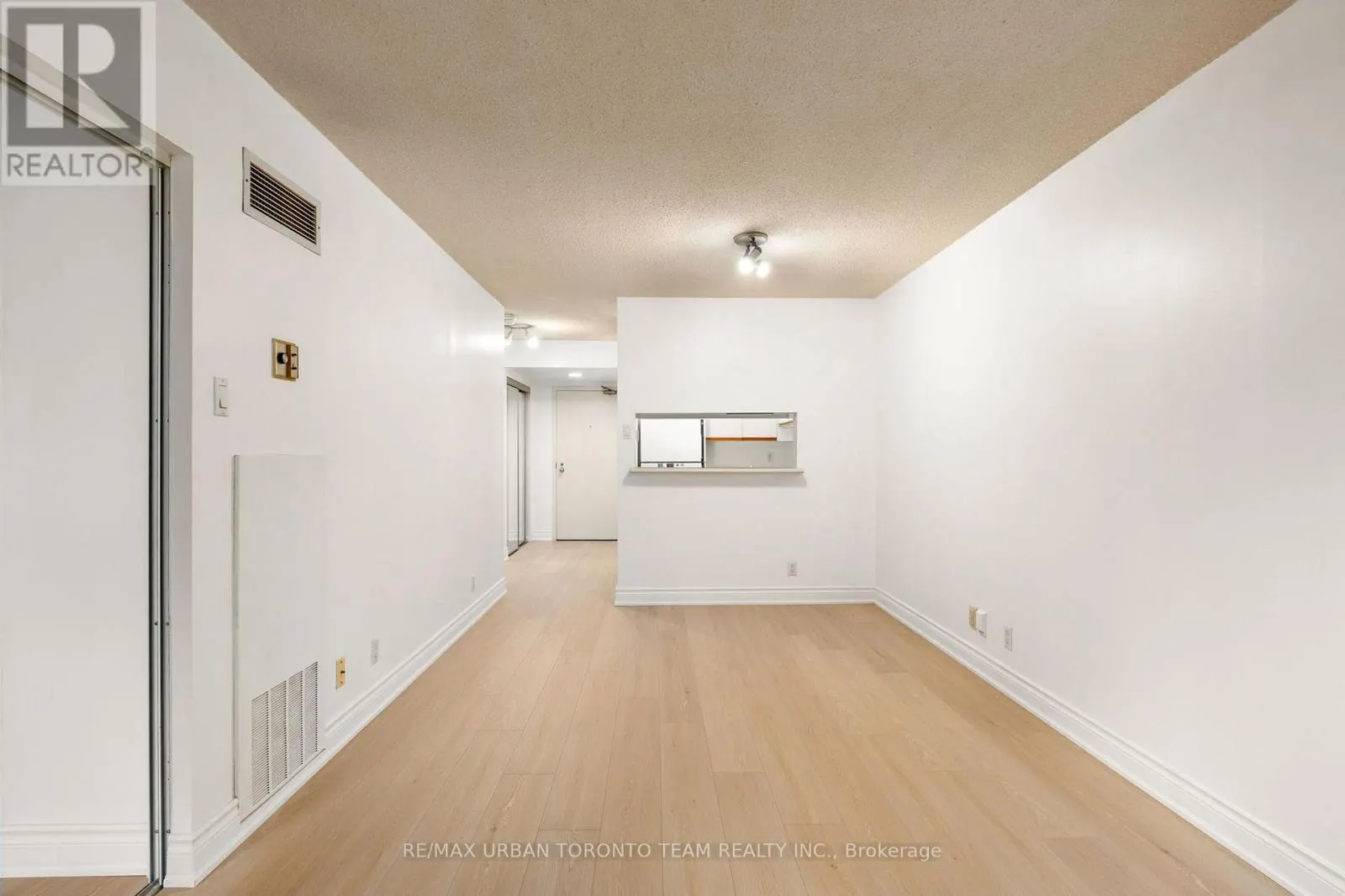 418 - 92 KING STREET E
