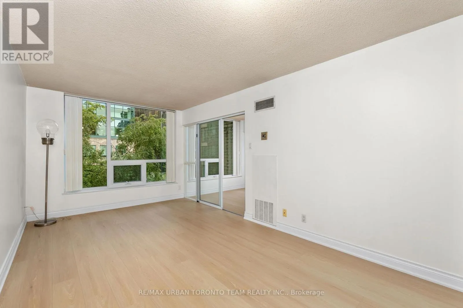 418 - 92 KING STREET E