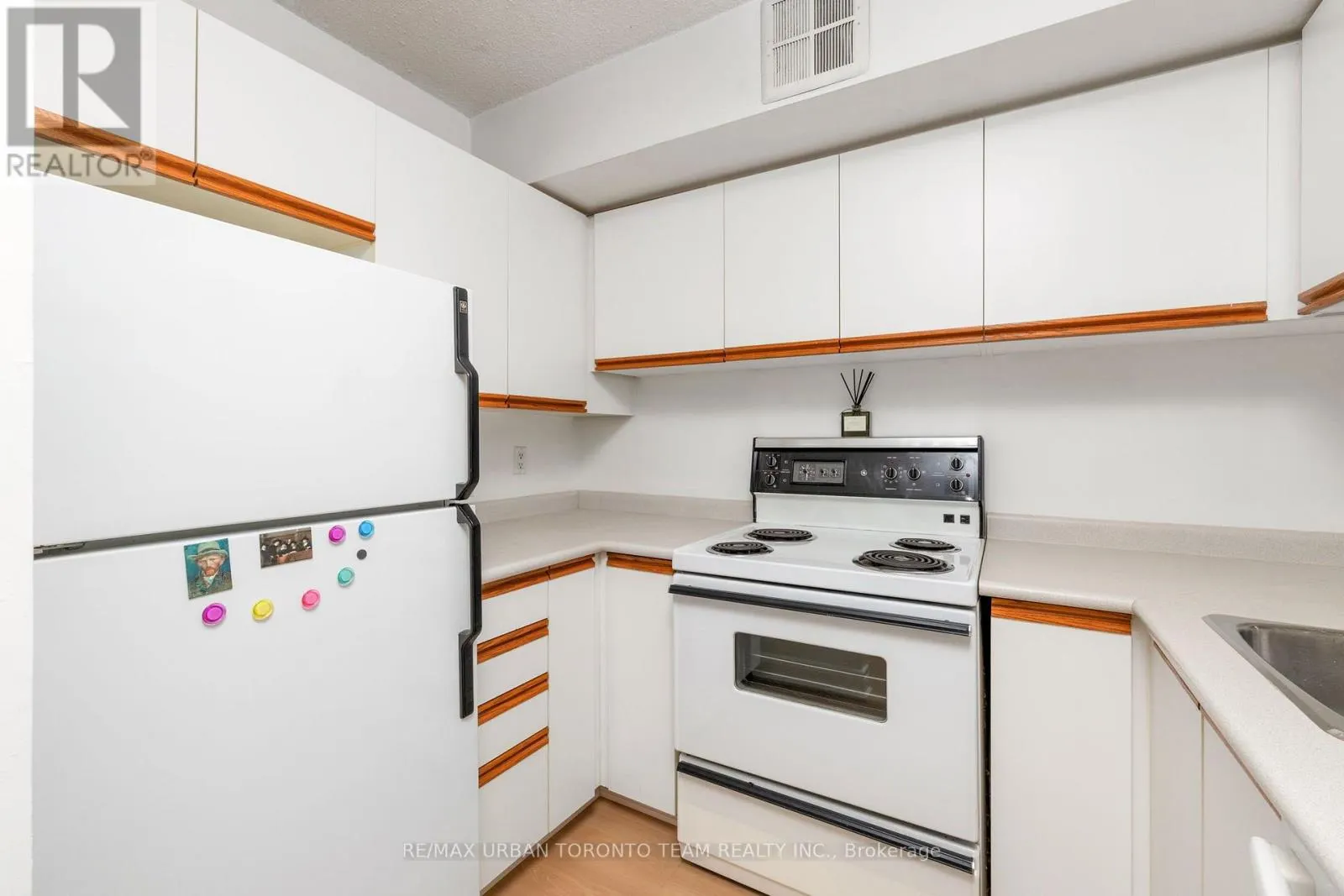 418 - 92 KING STREET E