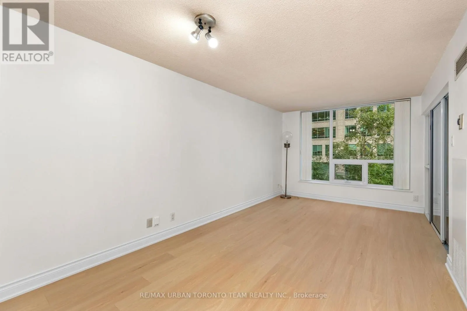418 - 92 KING STREET E