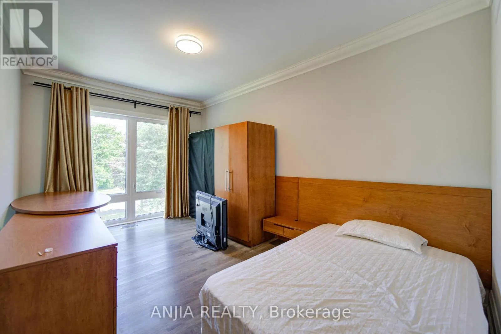 2652 VICTORIA PARK AVENUE