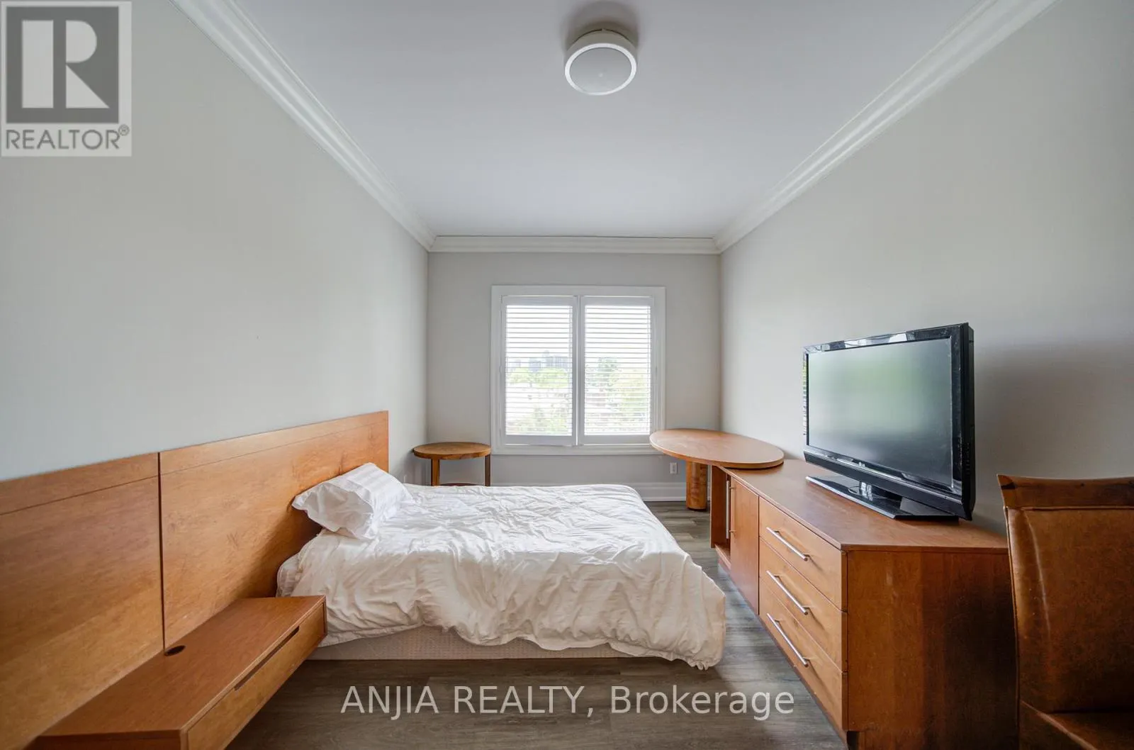 2652 VICTORIA PARK AVENUE