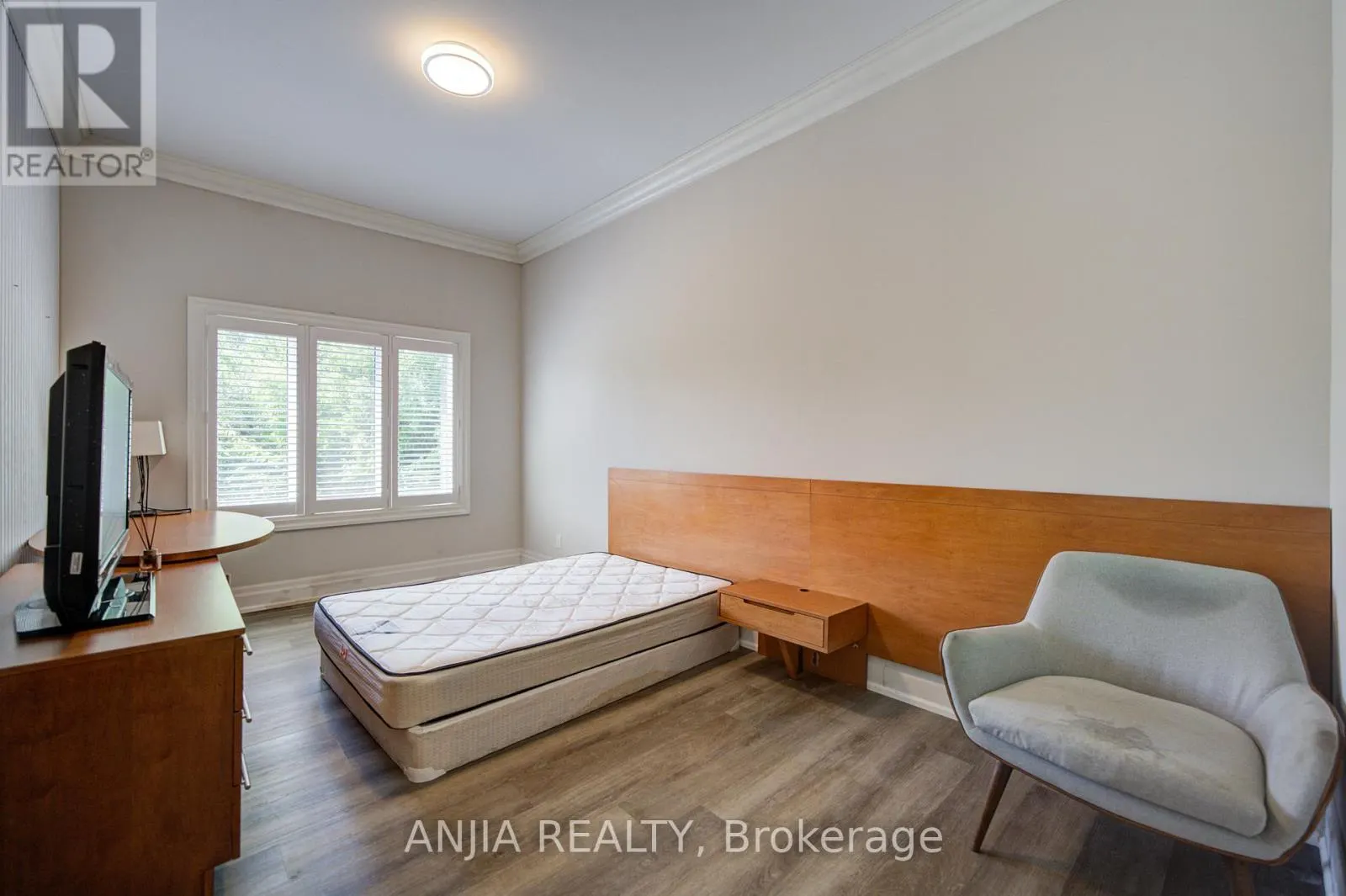 2652 VICTORIA PARK AVENUE