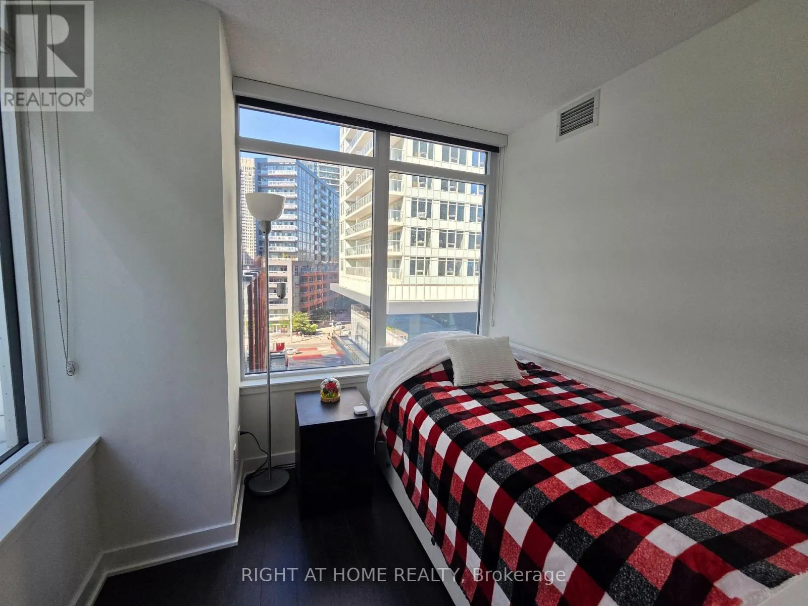 602 - 17 BATHURST STREET
