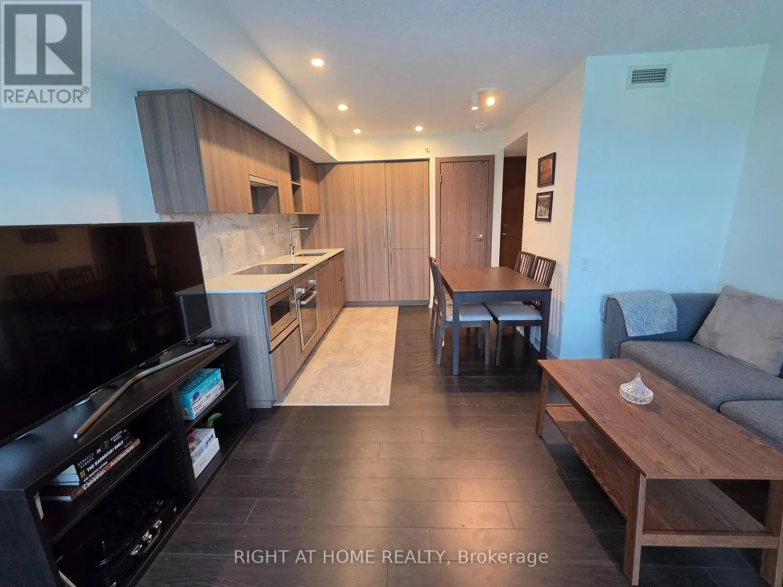 602 - 17 BATHURST STREET