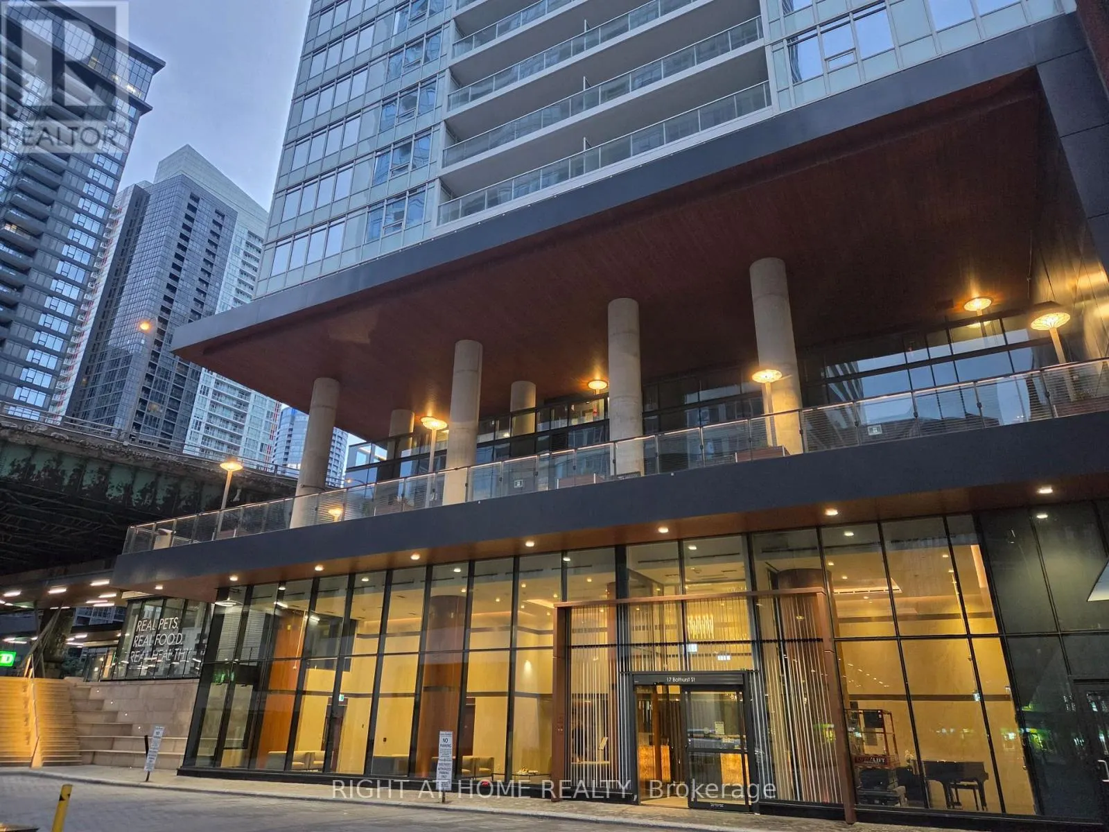 602 - 17 BATHURST STREET