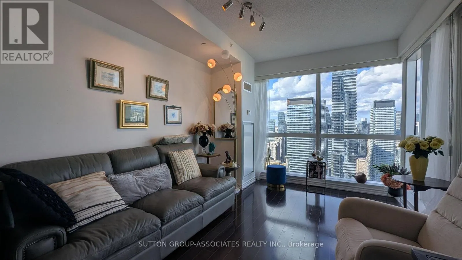 4401 - 386 YONGE STREET