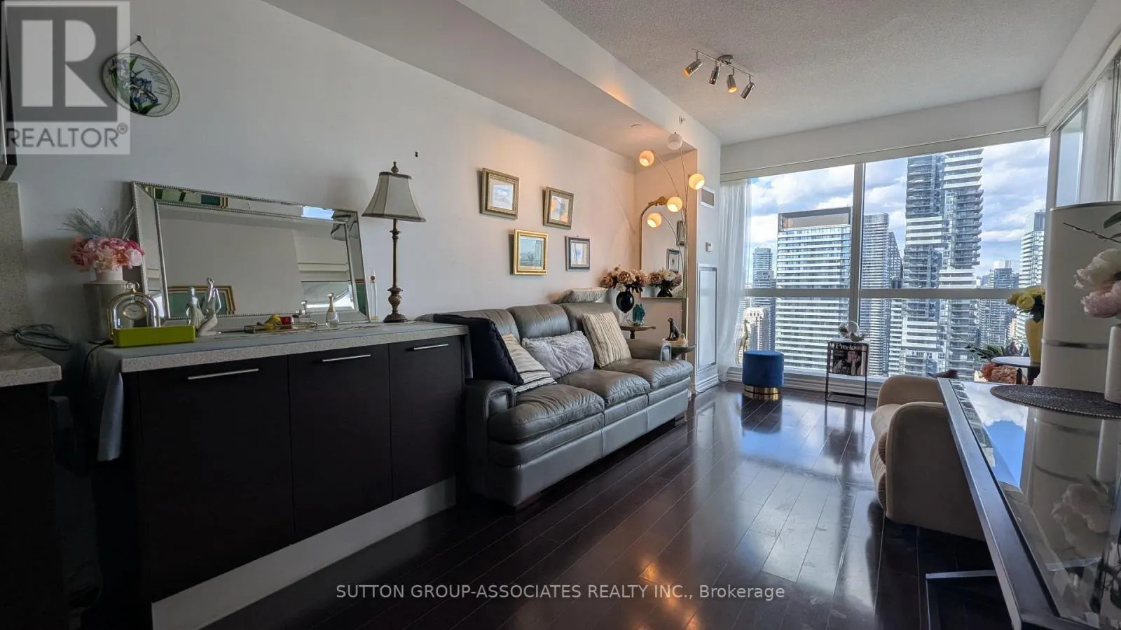 4401 - 386 YONGE STREET