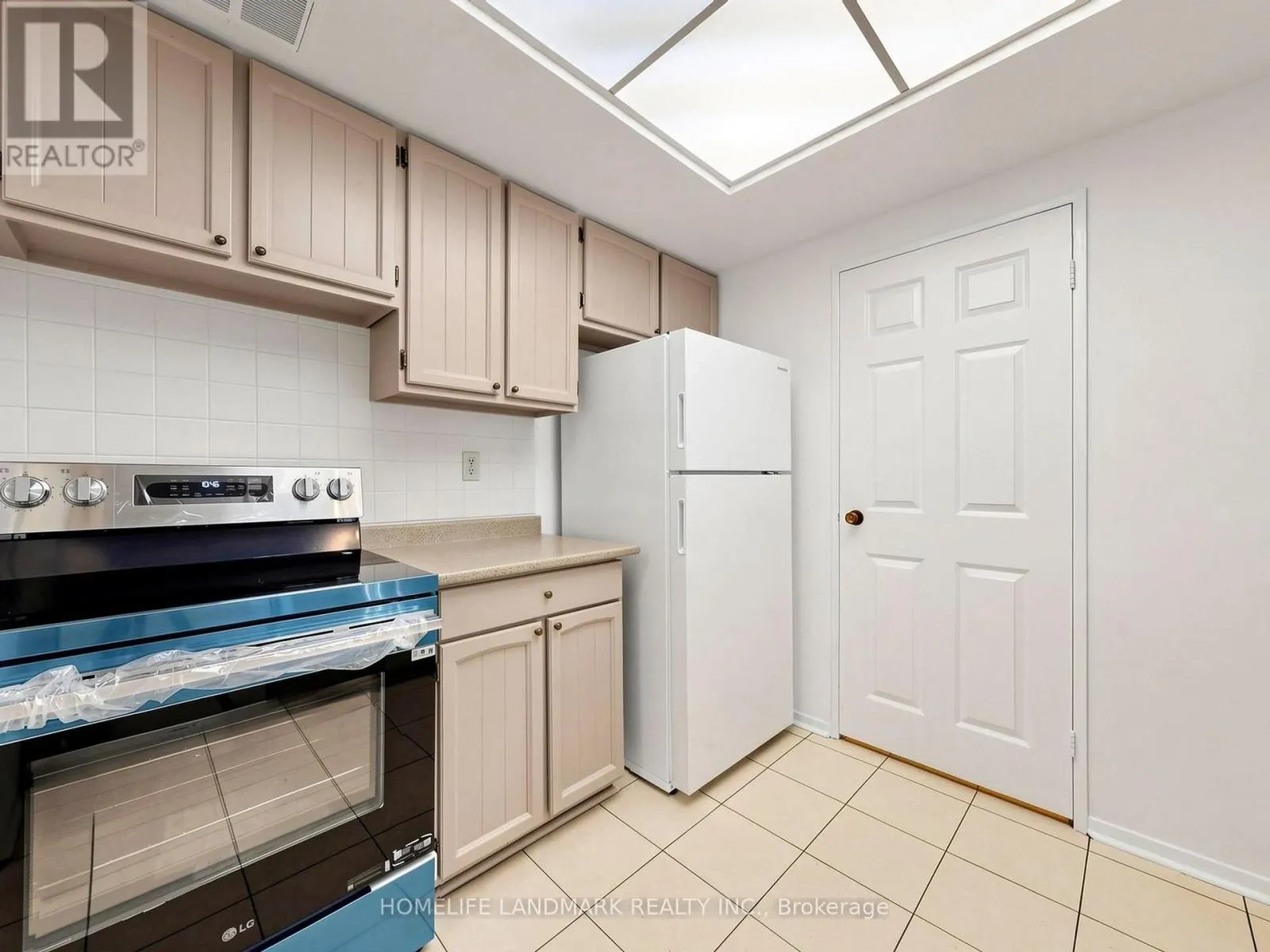 102 - 1555 FINCH AVENUE E