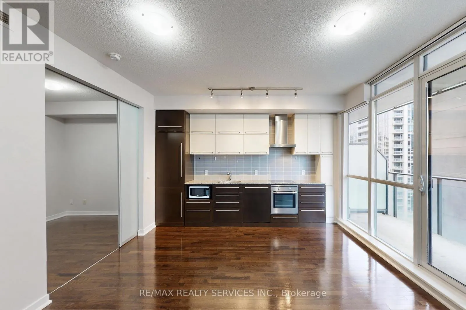 1009 - 770 BAY STREET