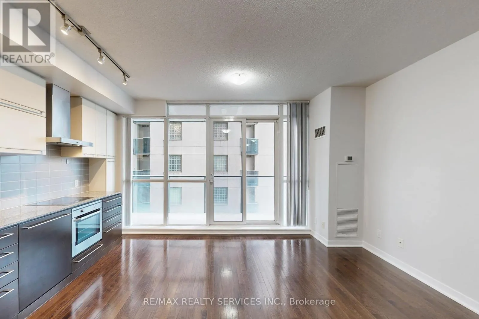 1009 - 770 BAY STREET