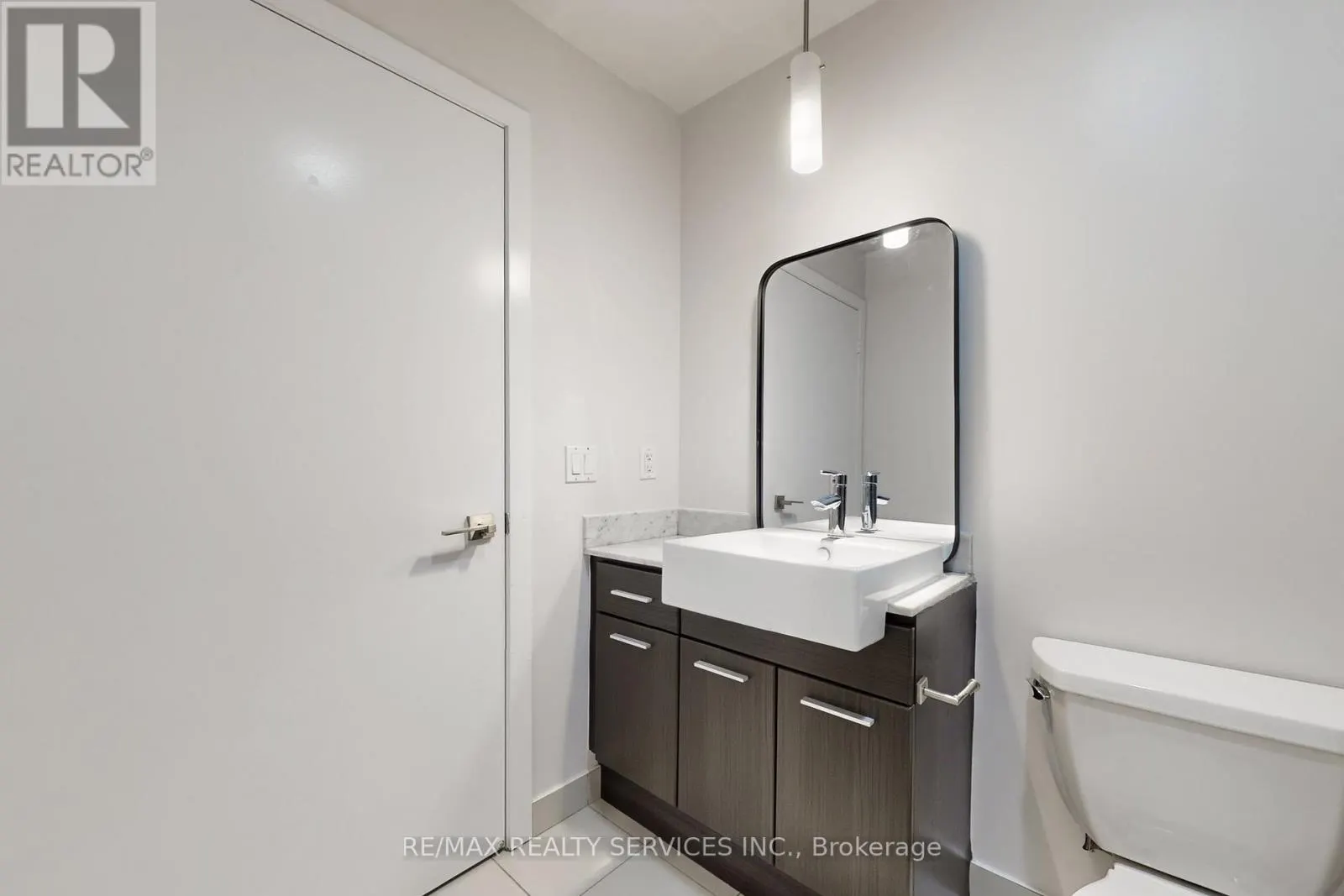 1009 - 770 BAY STREET