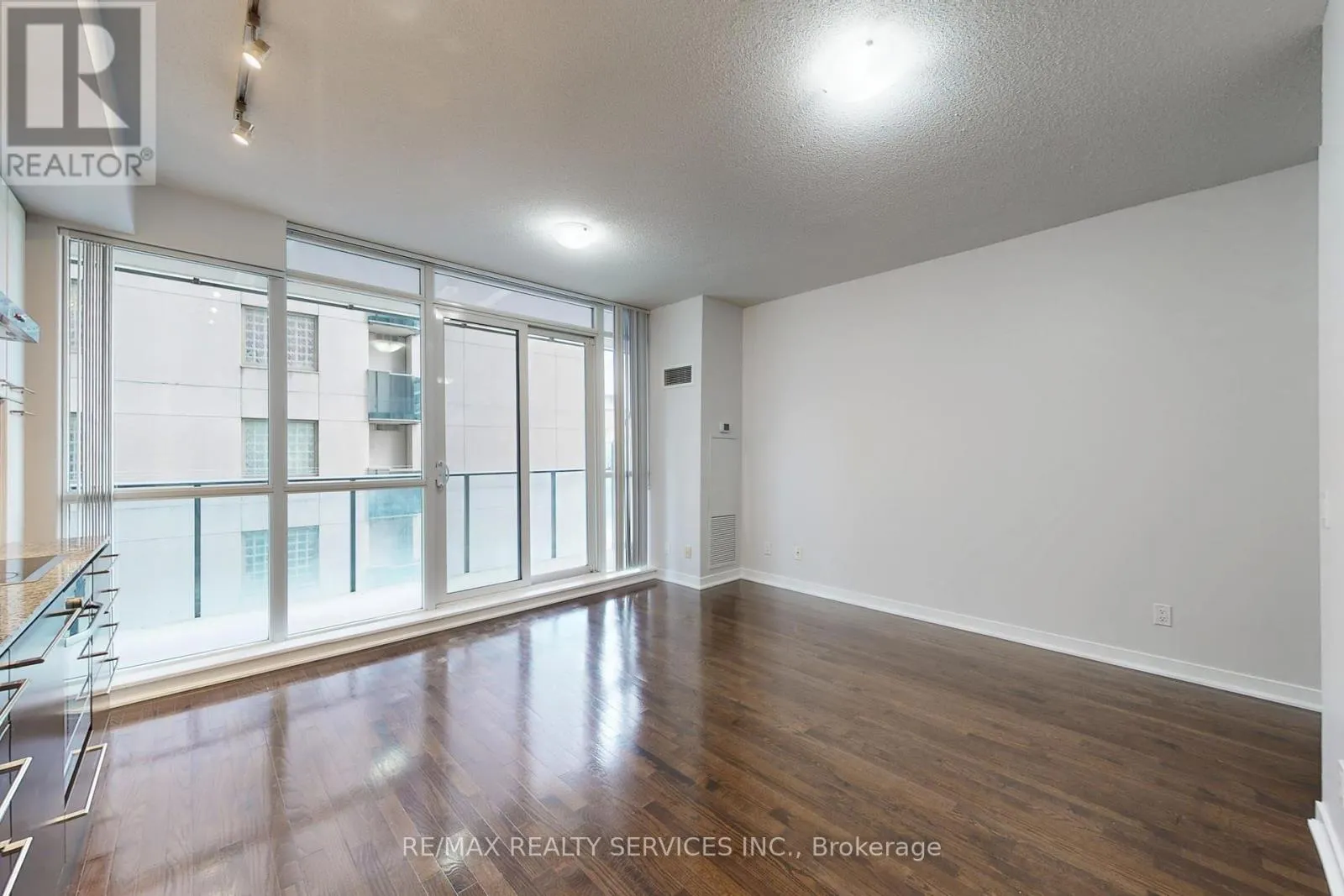 1009 - 770 BAY STREET